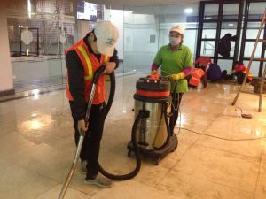 Nhân viên sử dụng máy chà sàn công nghiệp để đánh bóng sàn gạch trong gói dịch vụ tổng vệ sinh nhà sau xây dựng.