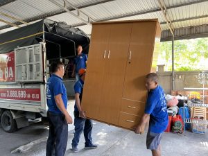 Dịch vụ chuyển nhà trọn gói tại Cẩm Phả uy tín với xe tải và nhân viên chuyên nghiệp.