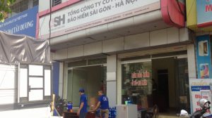 Chuyên viên khảo sát trực tiếp tại shop thi công chuyển cửa hàng trọn gói Cẩm Phả.