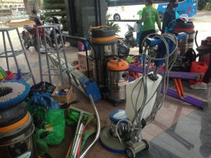 Máy móc vệ sinh công nghiệp hiện đại và hóa chất an toàn sử dụng trong dọn dẹp nhà cửa.