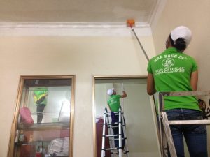 Kỹ thuật viên sử dụng máy phun hóa chất chuyên dụng trong quy trình dịch vụ tẩy mốc Cẩm Phả an toàn.
