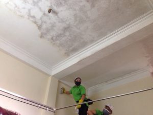 Tường nhà bị mốc đen và bong tróc do nồm ẩm cần gọi dịch vụ tẩy mốc Cẩm Phả xử lý ngay.